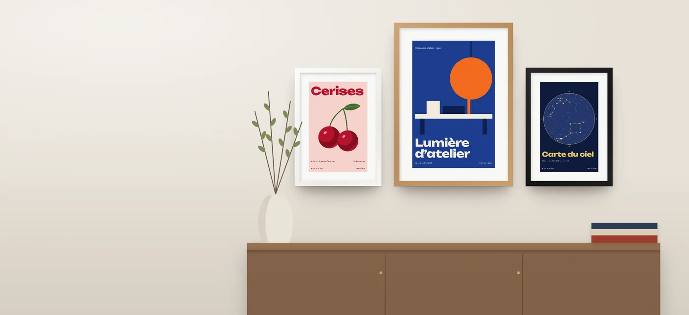 Trois affiches encadrées au-dessus d’un buffet
